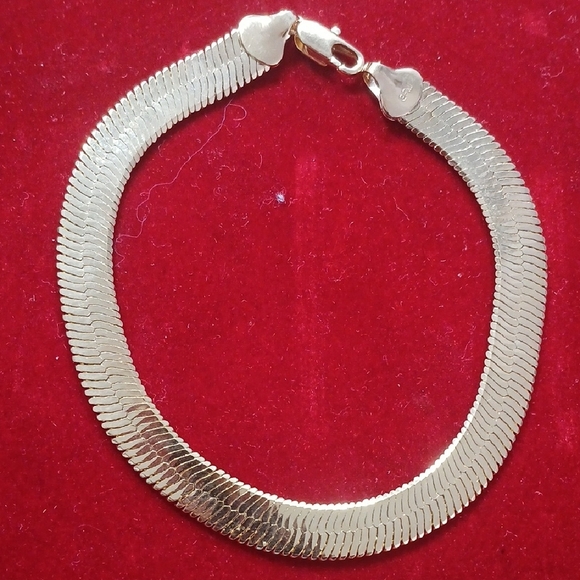 Elegant Gold Bracelet - Picture 4 of 4
